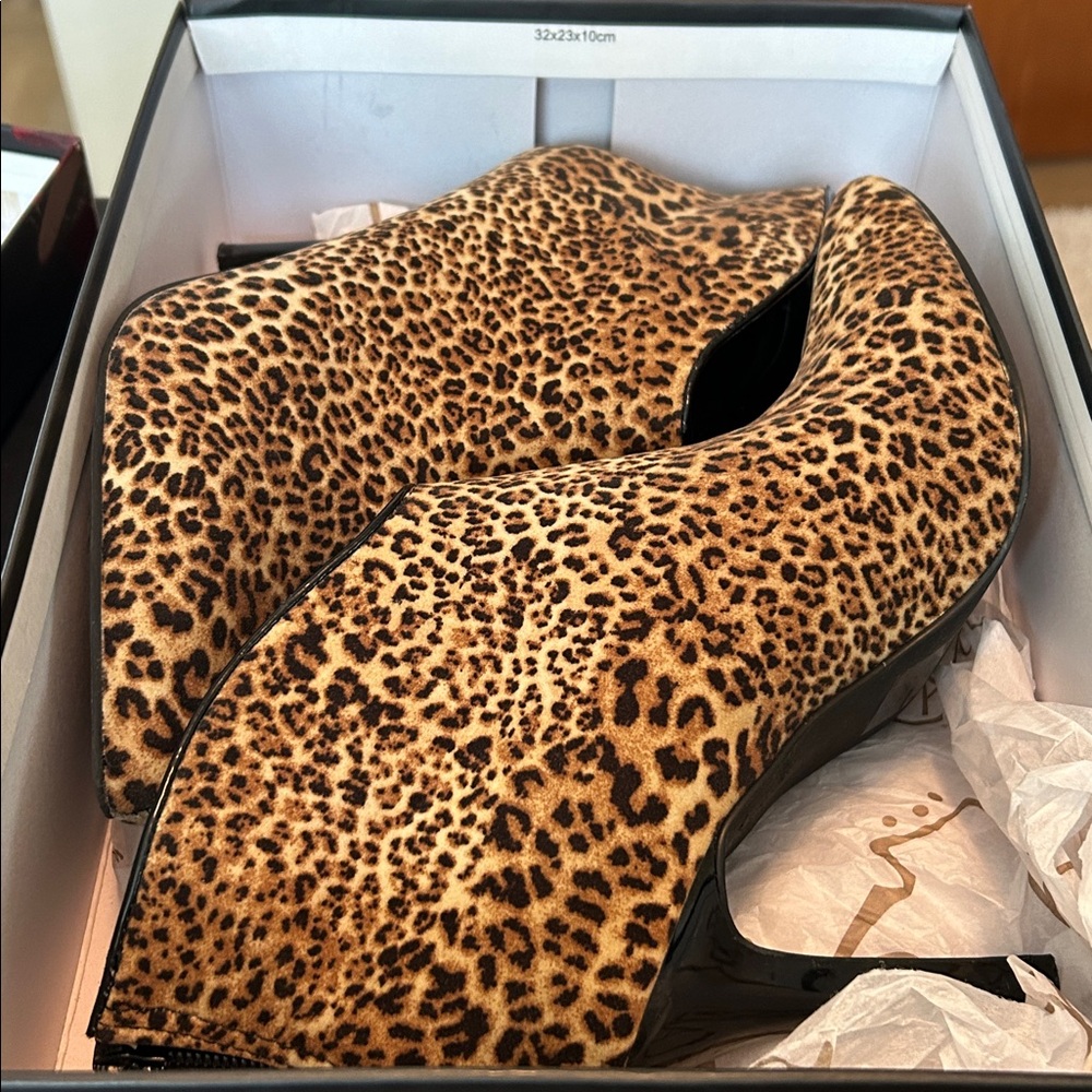 Carlos by Carlos Santana leopard booty 
patent leather heel 
zip back
Size 9 1/2